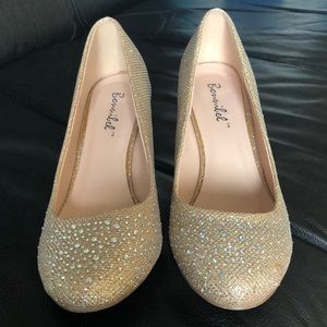 Golden low heel pumps